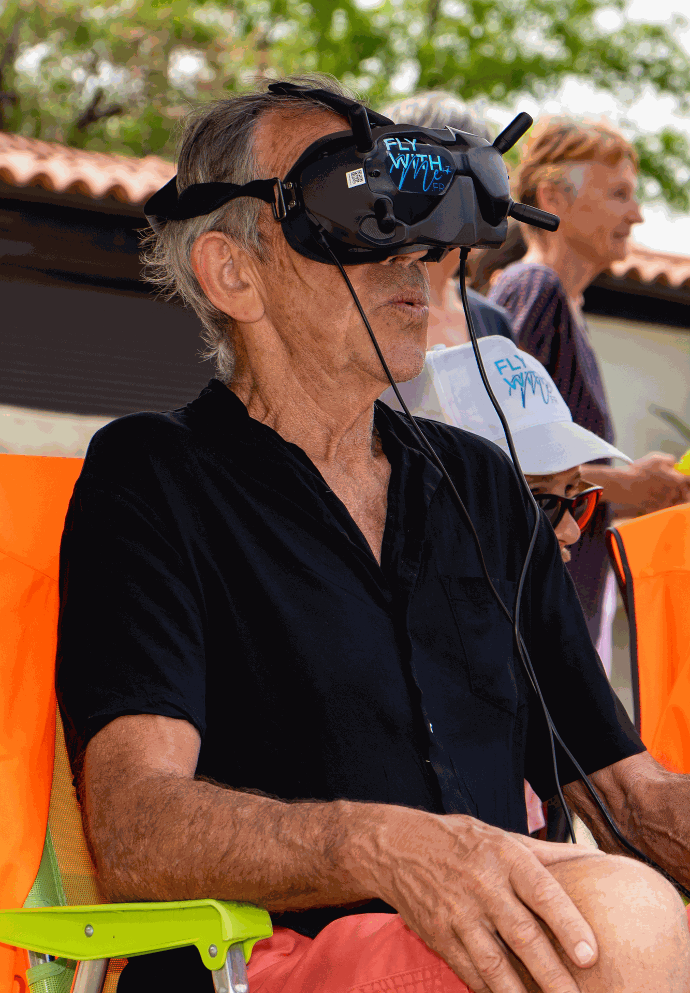 Homme en immersion drone avec un masque DJI FPV V2 chez flywithmeFrance